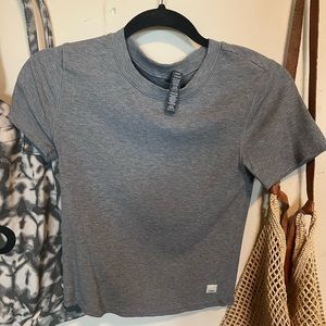 Vuori fitted Mudra tee women’s size small in Heather grey